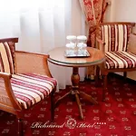 Richmond Mamaia